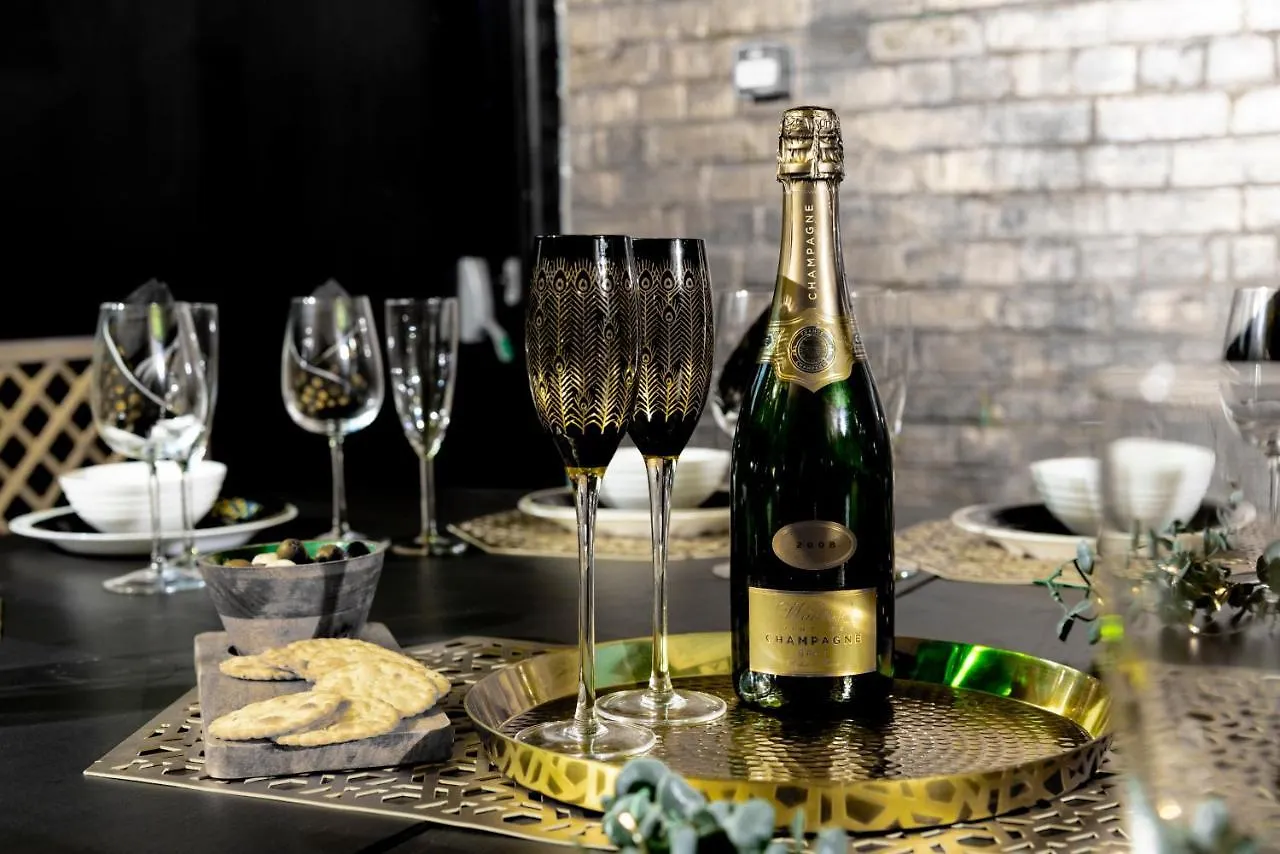 The Tudor Gathering - Events Groups - Up To 30 - Hot Tub Chester Apartment