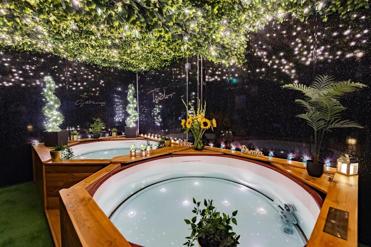 The Tudor Gathering - Events Groups - Up To 30 - Hot Tub Chester Apartment