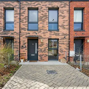 Bright, Modern 2 Bedroom House With Free Parking! Edinburgh